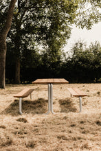 Afbeelding in Gallery-weergave laden, The Table

